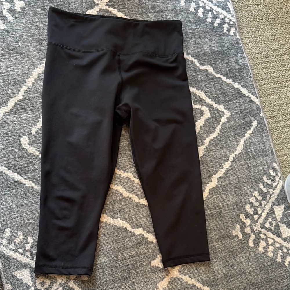 Zyia 8-10 light n tight capris leggings
